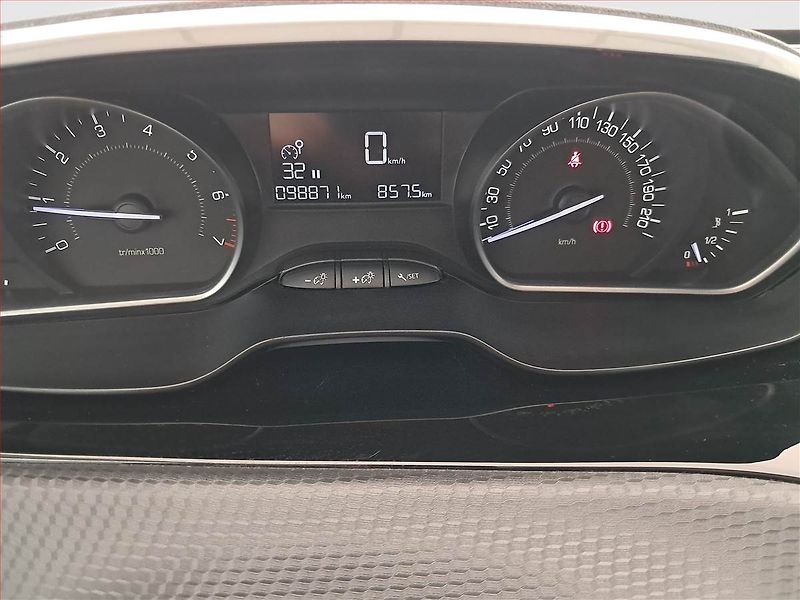 Peugeot 2008 (2019) 1.2 PureTech, ČR,1.maj - fotka 11 z 16