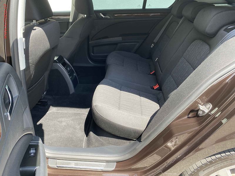 Škoda Superb (2015) 2.0TDi, ČR, AC, bixen, park - fotka 10 z 19