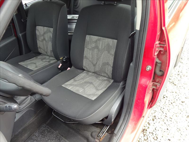 Dacia Sandero 1,4i 55kW - fotka 17 z 39