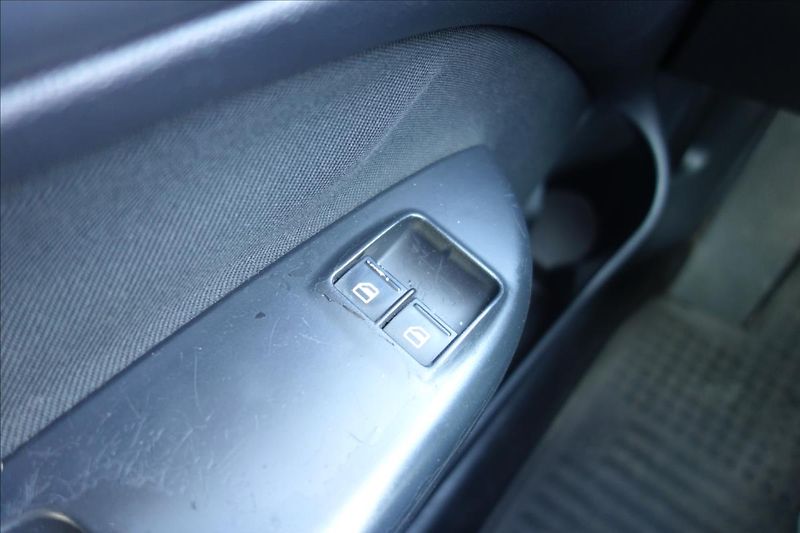 Škoda Octavia 1,6 i 75KW, ČR, SERVIS. KN. - fotka 23 z 35