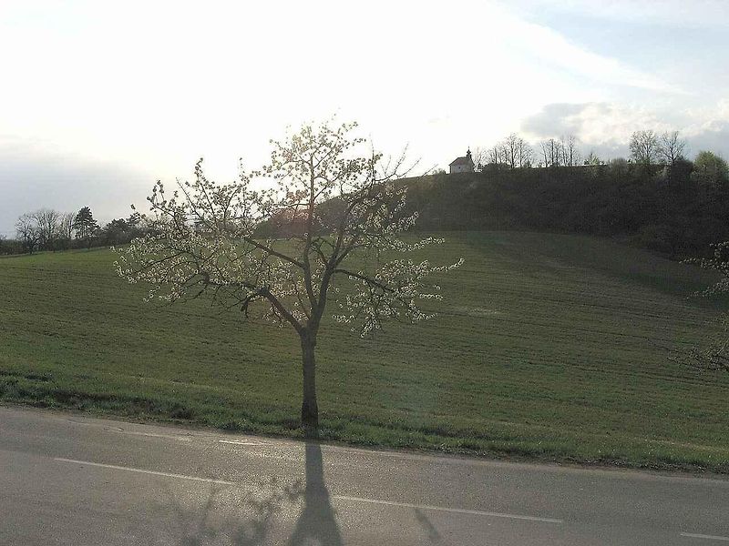 Kaple Panny Marie Sněžné má jasně červenou střechu. Z místa je krásný výhled do krajiny