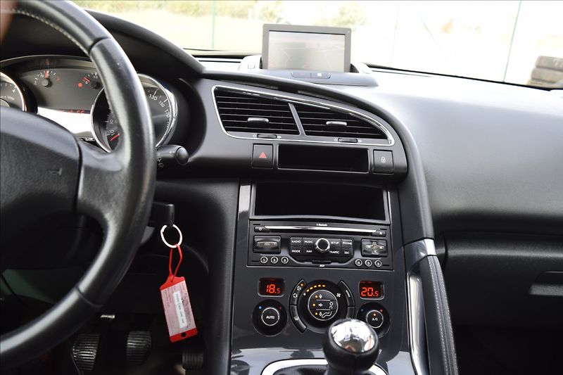Peugeot 3008 1,6 i 88KW ALU NAVI PANORAMA - fotka 33 z 50