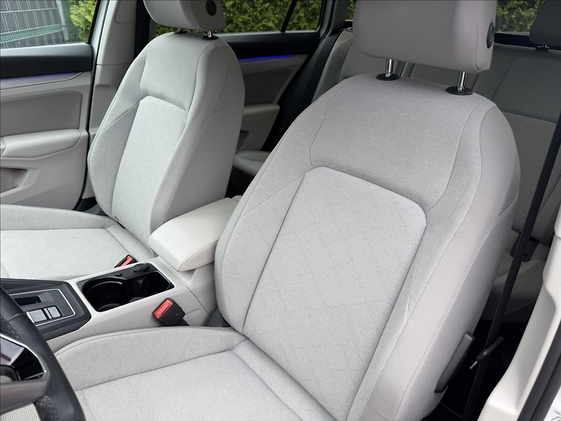 Volkswagen Golf VIII 2.0 TDI Life Matrix/Panor - fotka 21 z 28