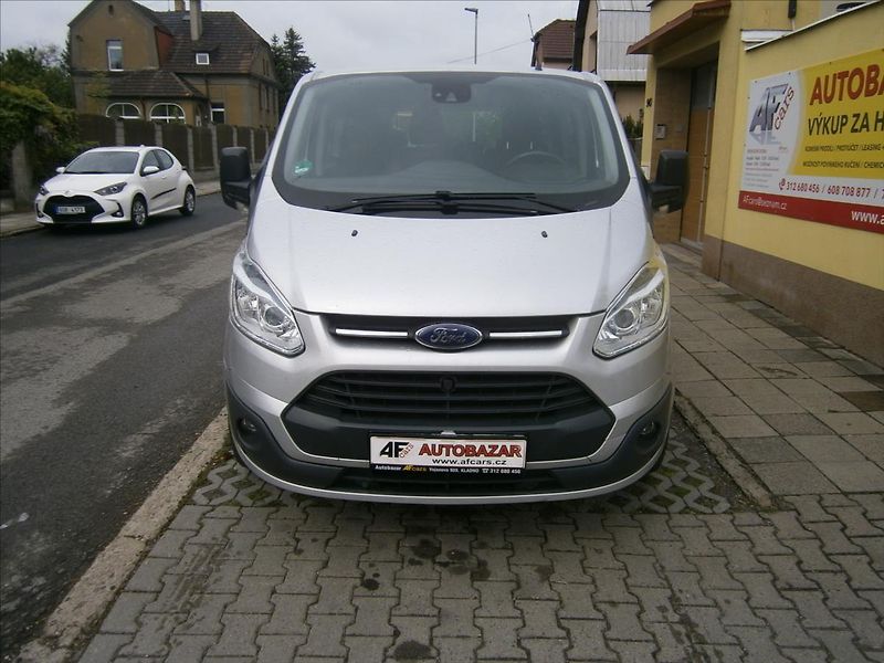 Ford Tourneo Custom 2,2 TDCI 114 KW  TITANIUM - fotka 2 z 21