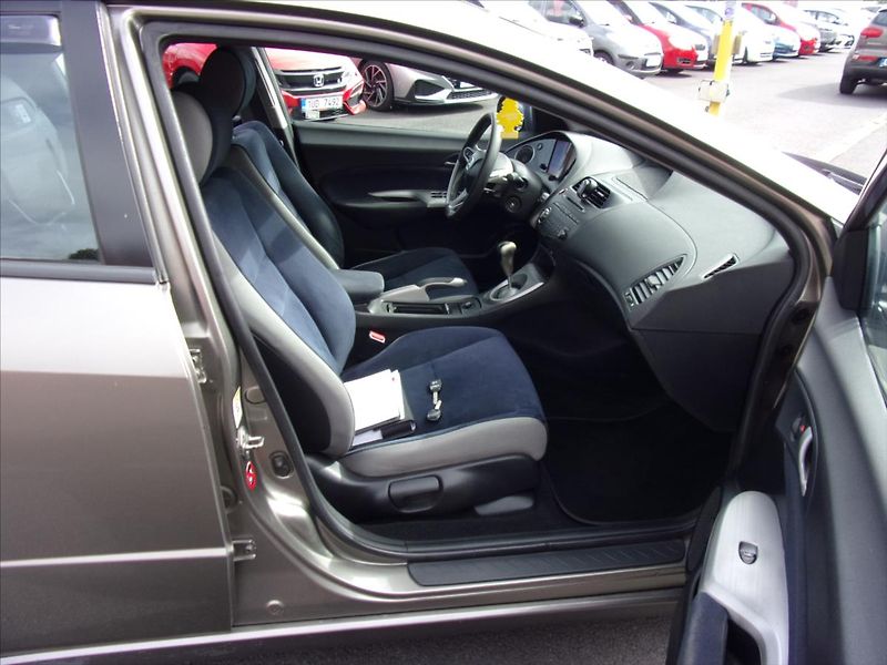 Honda Civic 1,3 i-DSI Comfort - fotka 9 z 24