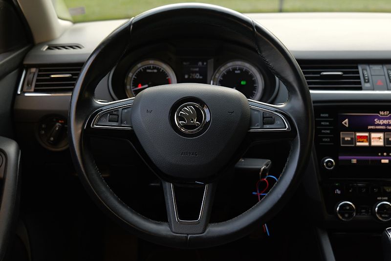 Škoda Octavia 1.4 TSI 110 kW DSG Tažné CarPl - fotka 18 z 34