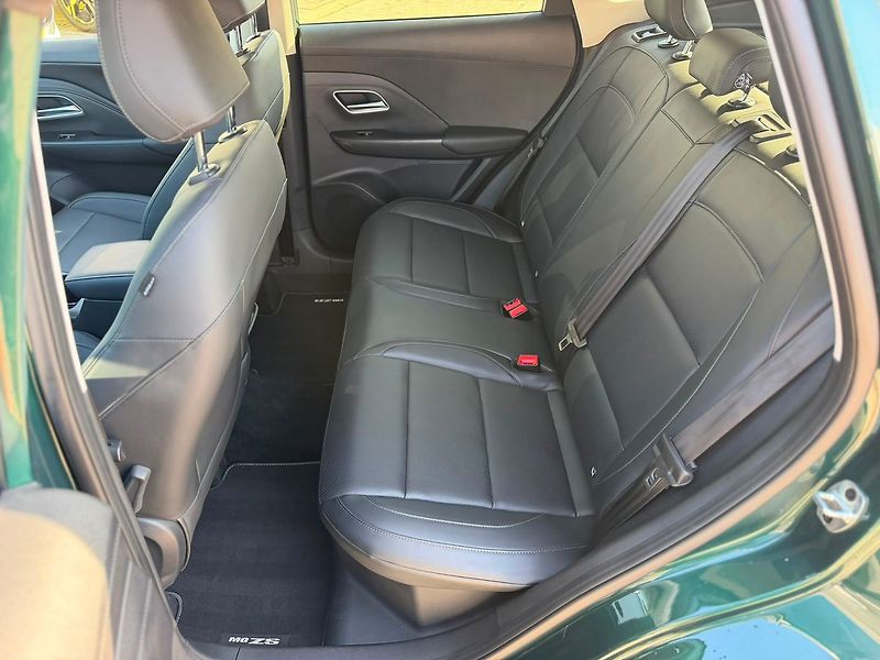 MG ZS HEV 1.5 EXCLUSIVE AT ZÁRUKA 7l - fotka 12 z 29