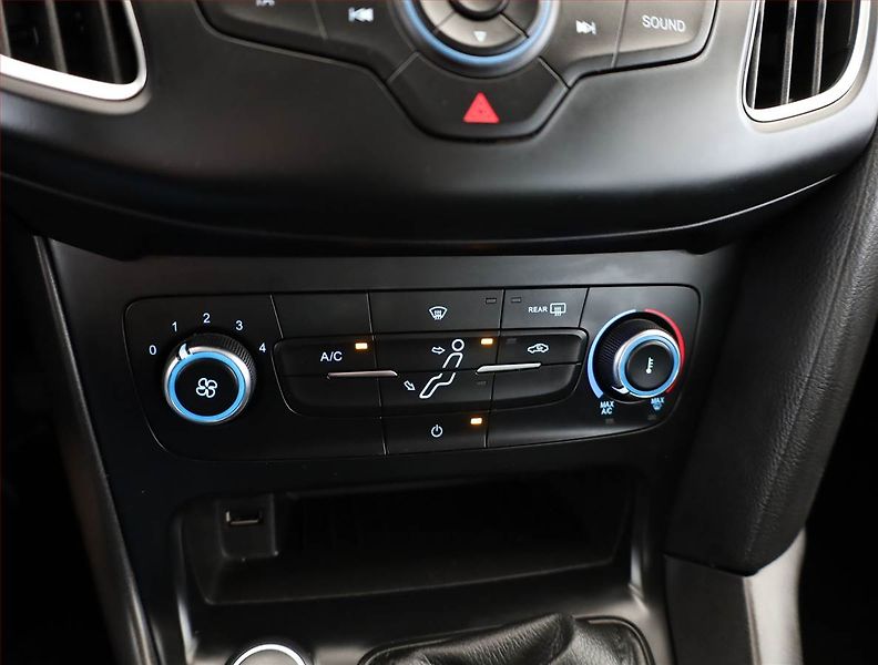 Ford Focus (2015) 1.6 i, Serv.kniha - fotka 10 z 14
