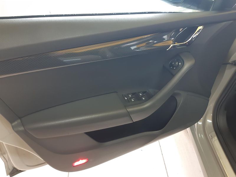 Škoda Octavia 2.0 TDI Combi RS NAVI WEBASTO  - fotka 19 z 28