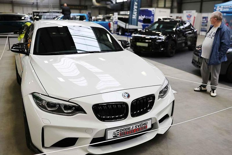 Z autosalonu v Lysé v pátek 1. listopadu 2024.