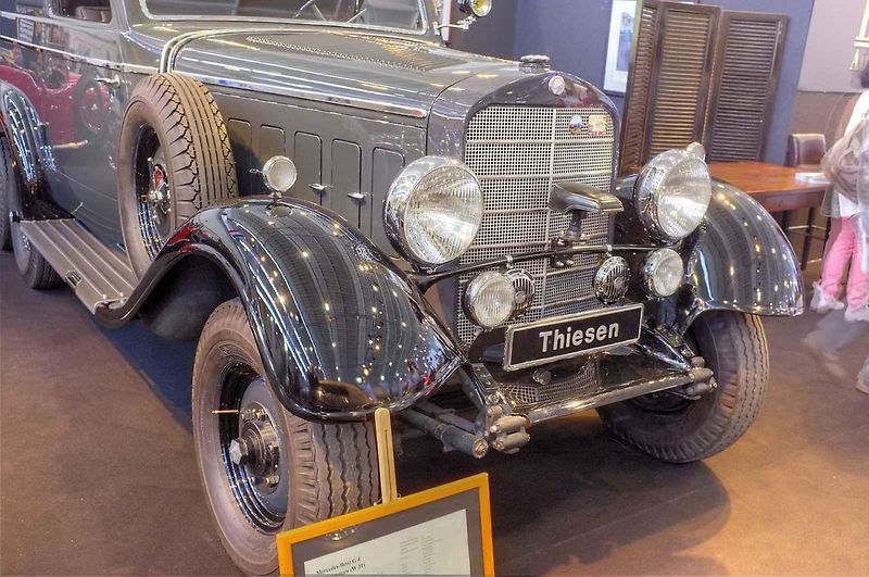 Na snímku je vojenská verze Mercedesu G4. Na ruské frontě před ním stojí Generaloberst Erich Hoepner.