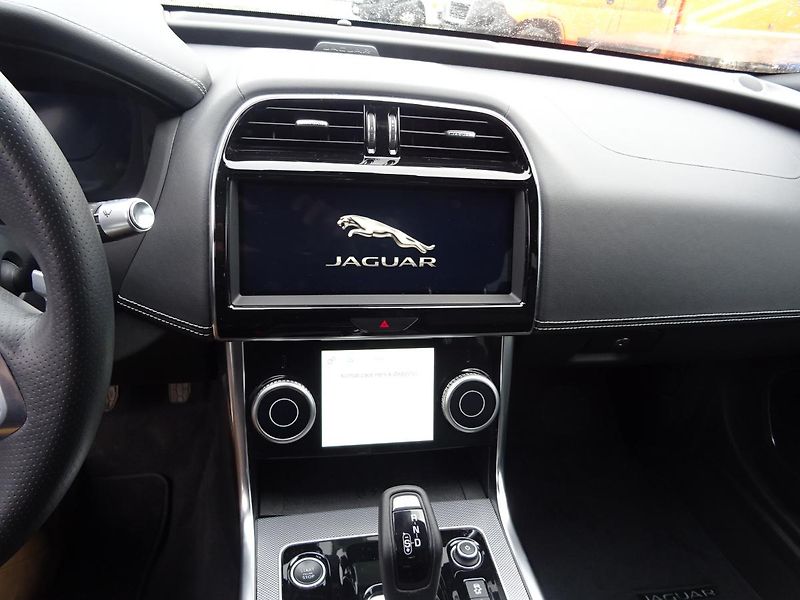 Jaguar XE D180 R - Dynamic SE - fotka 36 z 47