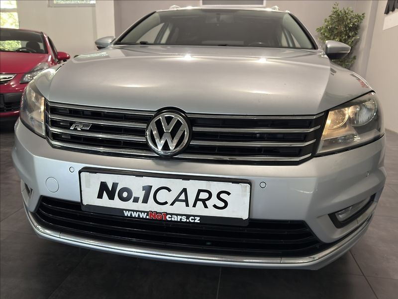 Volkswagen Passat 2,0   TDI DSG R-LINE 130kW NAV - fotka 35 z 39