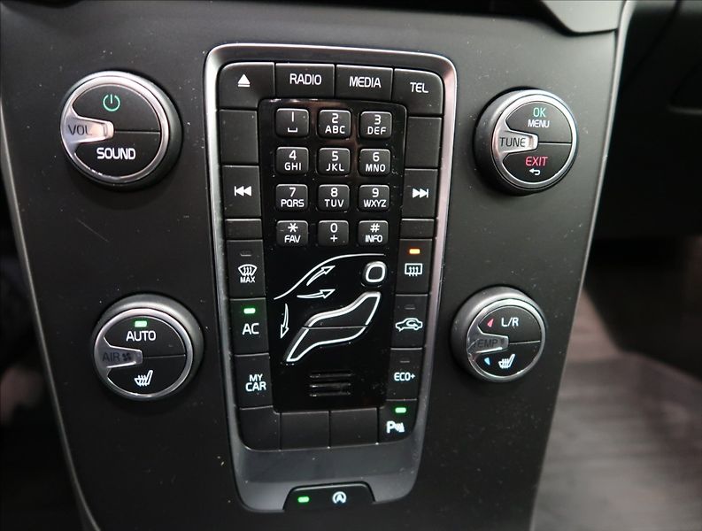 Volvo V40 2,0 D AT - fotka 20 z 22
