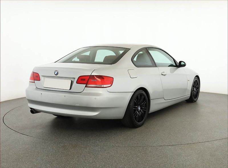 BMW Řada 3 (2008) 320 i, Xenony, Tempomat - fotka 5 z 16