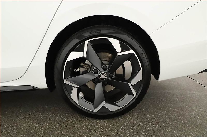 Škoda Superb (2025) 2.0 TDI, SPORTLINE, KAMERA - fotka 20 z 20