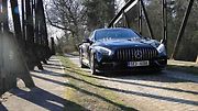 Mercedes-Benz SL 500 s maskou AMG-GT.