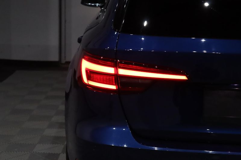 Audi A4 2.0 TFSI ultra 140 kW S line - fotka 8 z 49