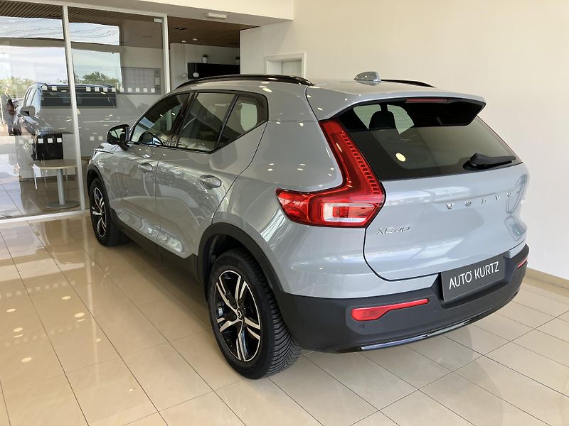 Volvo XC40 B3 FWD Plus Dark AT7 - fotka 6 z 40
