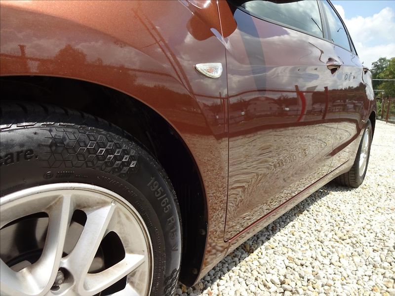 Hyundai i30 1,6i 88kW - fotka 12 z 48
