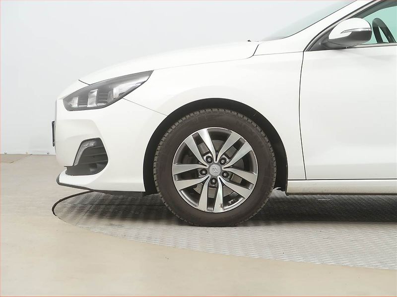 Hyundai i30 (2018) 1.0 T-GDI, Tempomat - fotka 14 z 17