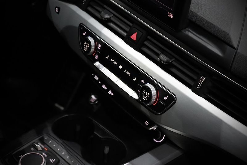 Audi A4 2.0 TFSI ultra 140 kW S line - fotka 15 z 49
