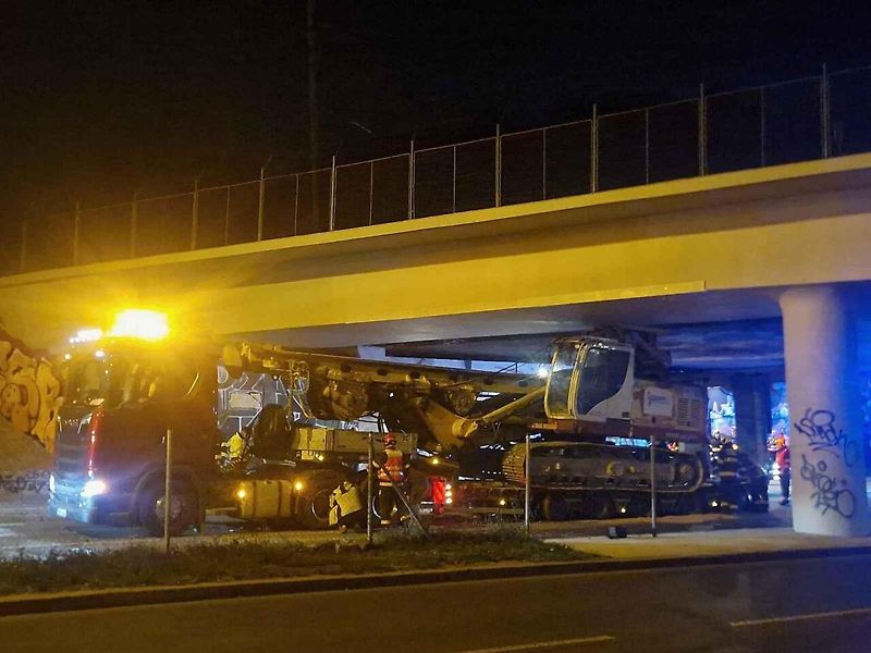 Nehoda ve Vídeňské ulici: pod železničním mostem se zaklínila vrtná souprava převážená na podvalníku.