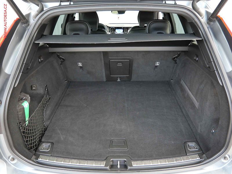 Volvo XC60 (2019) 2.0 D 4x4, R-design, AT, LED - fotka 7 z 24