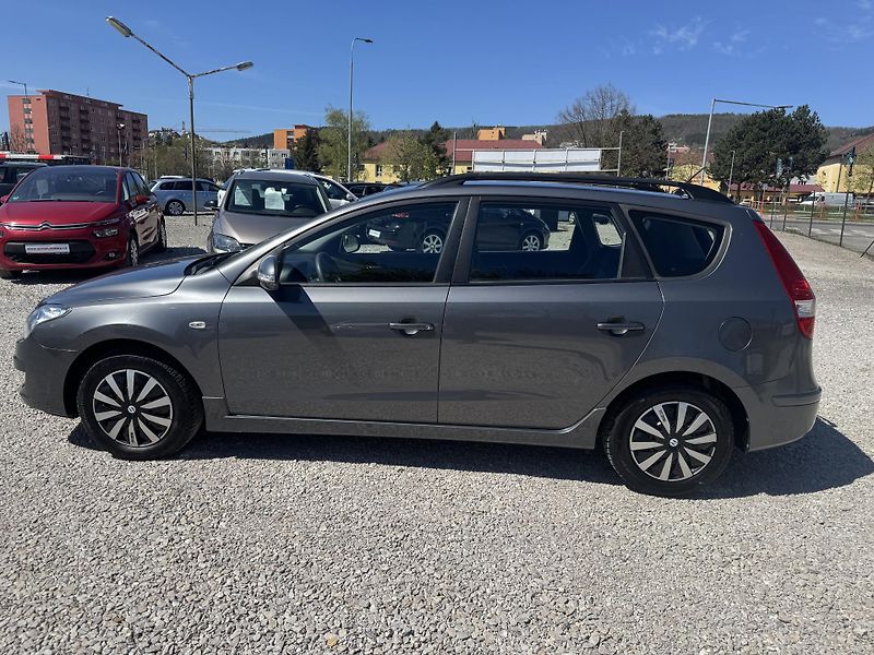 Hyundai i30 (2011) 1.4 CW,2 SADY KOL - fotka 7 z 31