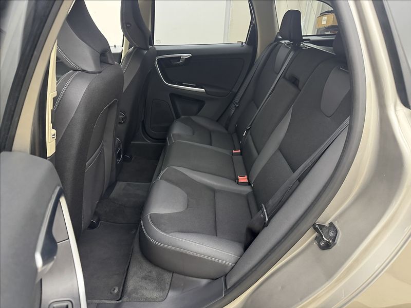 Volvo XC60 2,4 D3 4X4 AUT. VÝHŘEV LED ČR - fotka 32 z 40