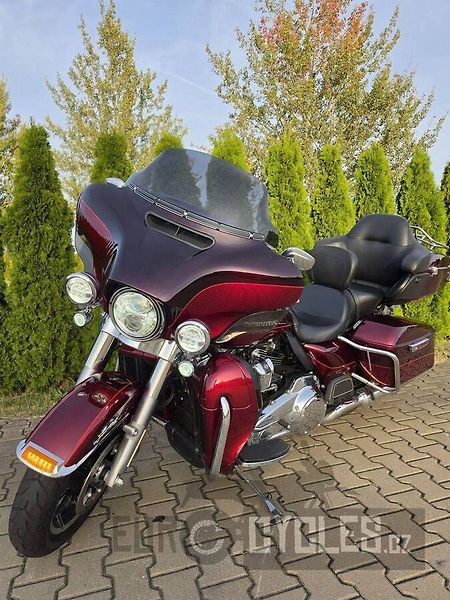 Harley-Davidson FLHTK Electra Glide Ultra Limited 1690 (2017) - fotka 16 z 22