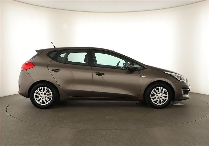 Kia Ceed (2017) 1.4 CVVT, Tempomat - fotka 6 z 11