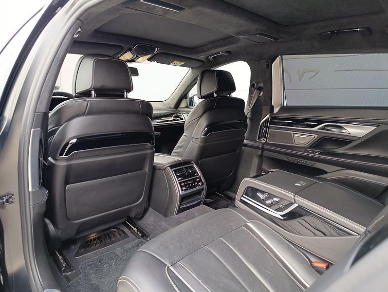BMW Řada 7 750Ld BLACK FIRE ČR 1.MAJ - fotka 16 z 49