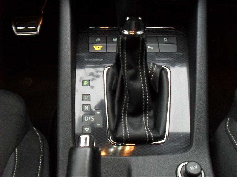Škoda Octavia 2,0 RS 4x4 DSG LED Panoram DPH - fotka 23 z 31