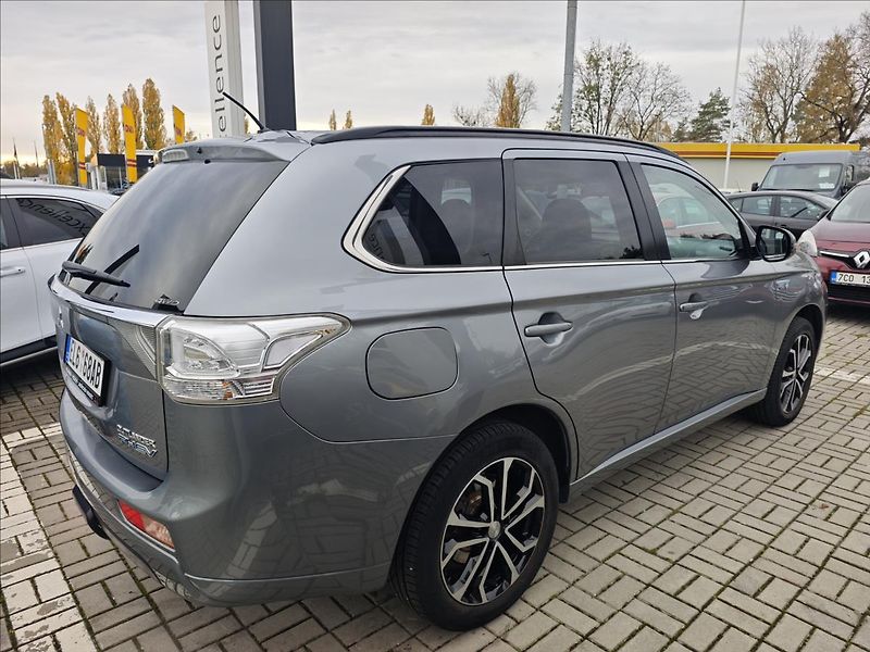 Mitsubishi Outlander 2,0 Plug-in HYBRID  4x4 INTENS - fotka 6 z 22