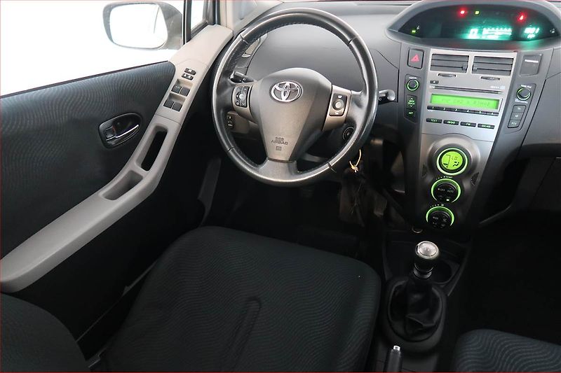 Toyota Yaris (2009) 1.33 Dual VVT-i, Serv.kniha - fotka 7 z 18