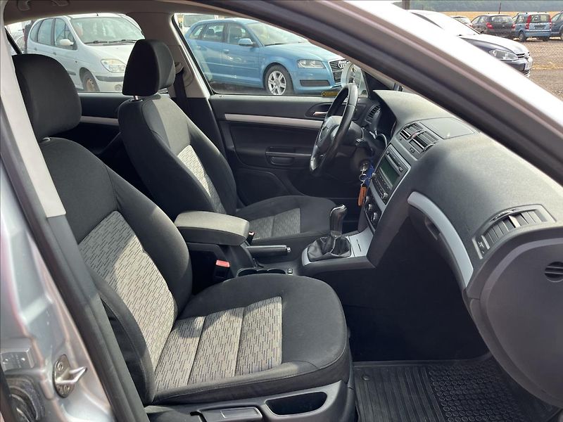Škoda Octavia 1,6 TDi KLIMA ROZVODY SERVIS - fotka 11 z 34