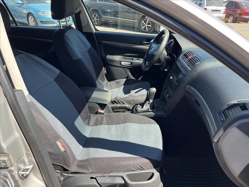 Škoda Octavia 1,6 FSi KLIMA TAŽNÉ  STK 6/28 - fotka 11 z 27