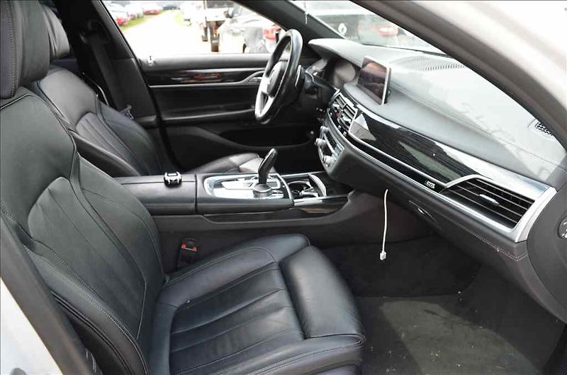 BMW Řada 7 (2019) L 740 I 3,0 - fotka 28 z 30