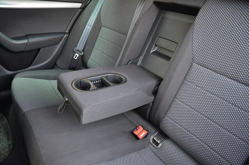 Škoda Octavia (2014) 1.6 TDi 81kW AMB XENON TAŽNÉ - fotka 14 z 36