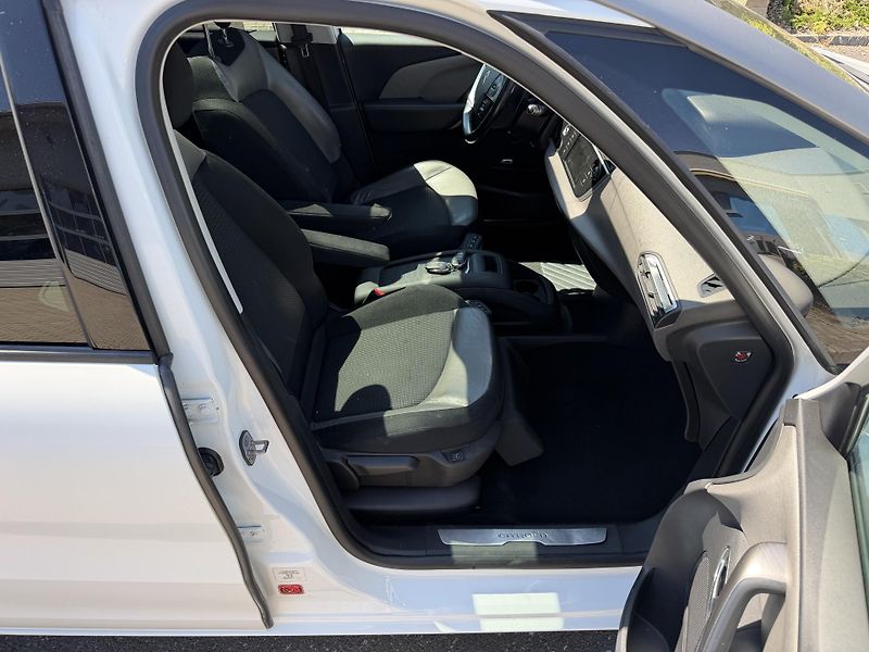 Citroën C4 Picasso 1,6i 121kW EXCLUSIVE - fotka 19 z 23