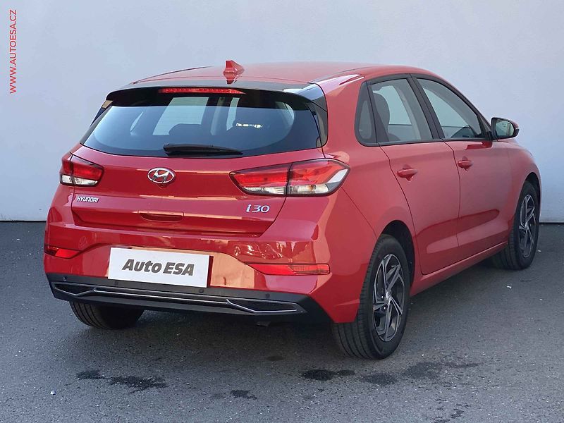 Hyundai i30 (2023) 1.5 DPi, 1.maj,ČR, servis - fotka 4 z 18