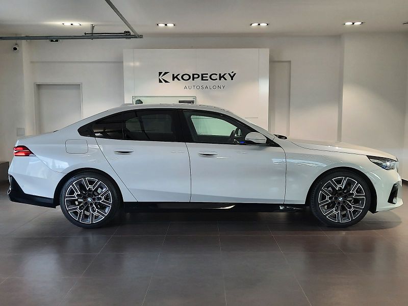 BMW Řada 5 (2026) 520d xDrive Sedan M Sport - fotka 5 z 15