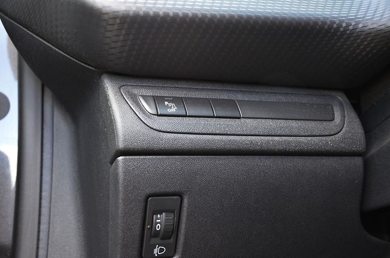 Peugeot 2008 (2017) 1.2 PT 60kW KLIMA / TAŽNÉ - fotka 17 z 28