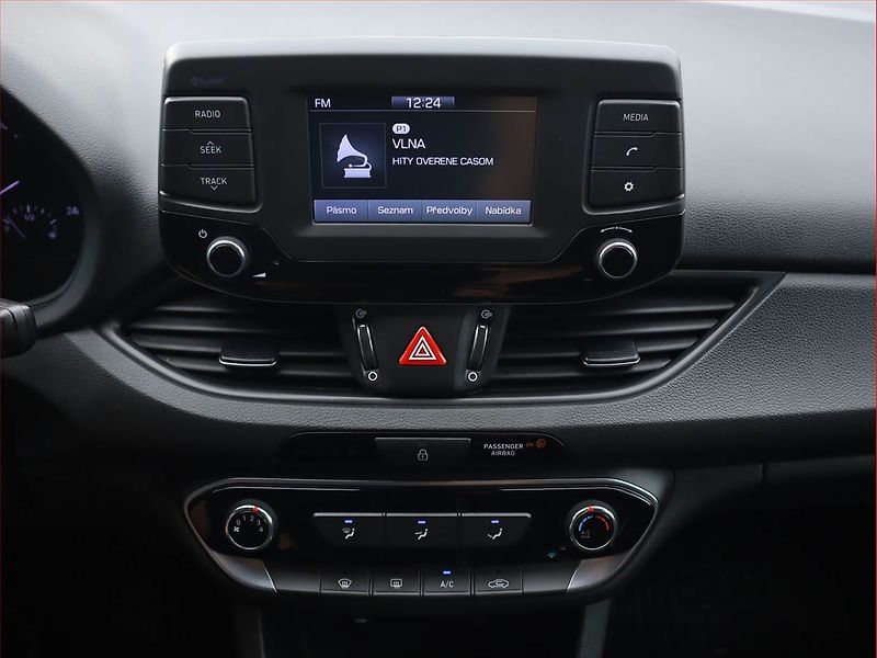 Hyundai i30 (2018) 1.4 T-GDI, Automat, Serv.kniha - fotka 12 z 20