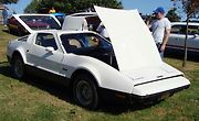 Bíle zbarvený vůz Bricklin SV-1 z roku 1974.