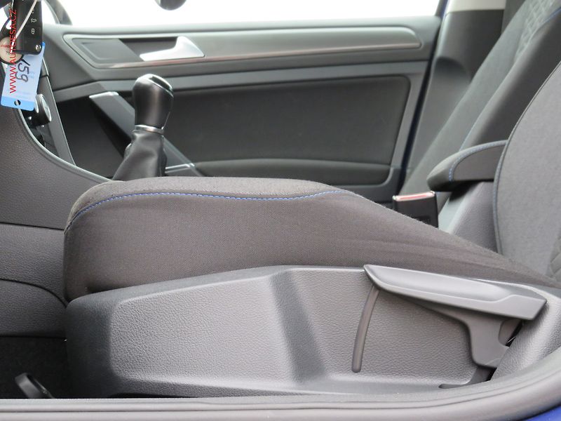 Volkswagen Golf (2018) 2.0TDi, Navi, park.čidla - fotka 26 z 31