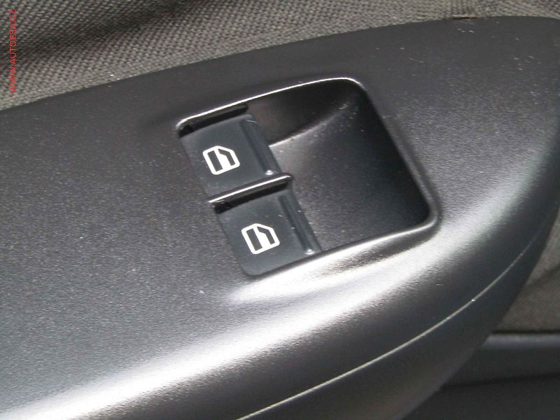 Škoda Octavia (2009) 1.6 TDi, Ambiente, xenon - fotka 11 z 17
