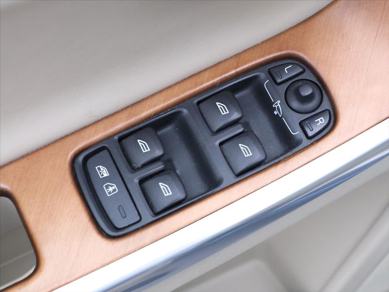 Volvo XC60 2,4 D5 169kW CZ Inscription - fotka 16 z 30