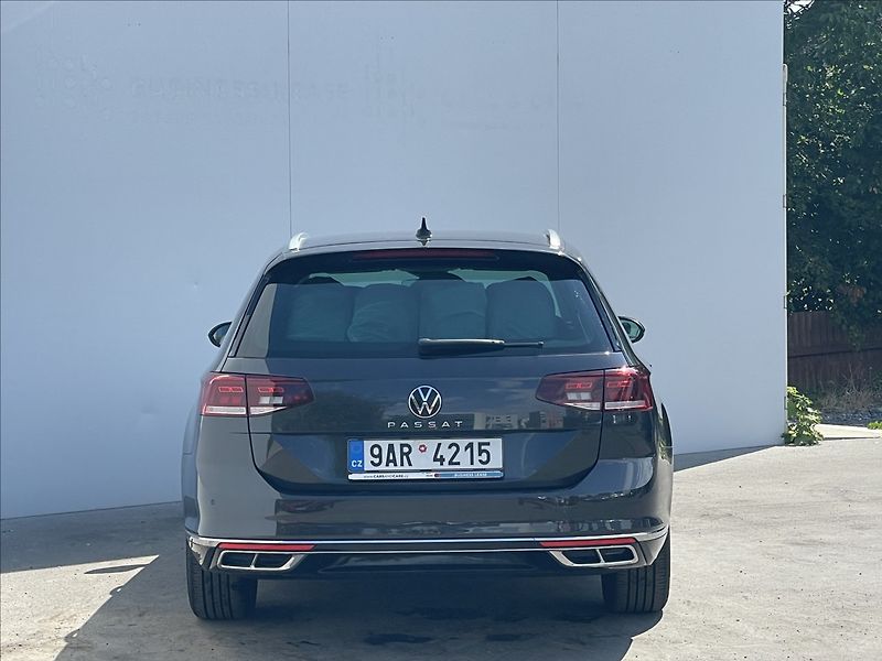 Volkswagen Passat Variant 2,0 TDI DSG R-line Pak LED+ACC - fotka 22 z 22